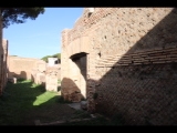 03197 ostia - regio i - insula xii - caseggiato dei triclini (i,xii,1) - hof - porticus - westseite - bli ri nordosten - 01-2024.jpg